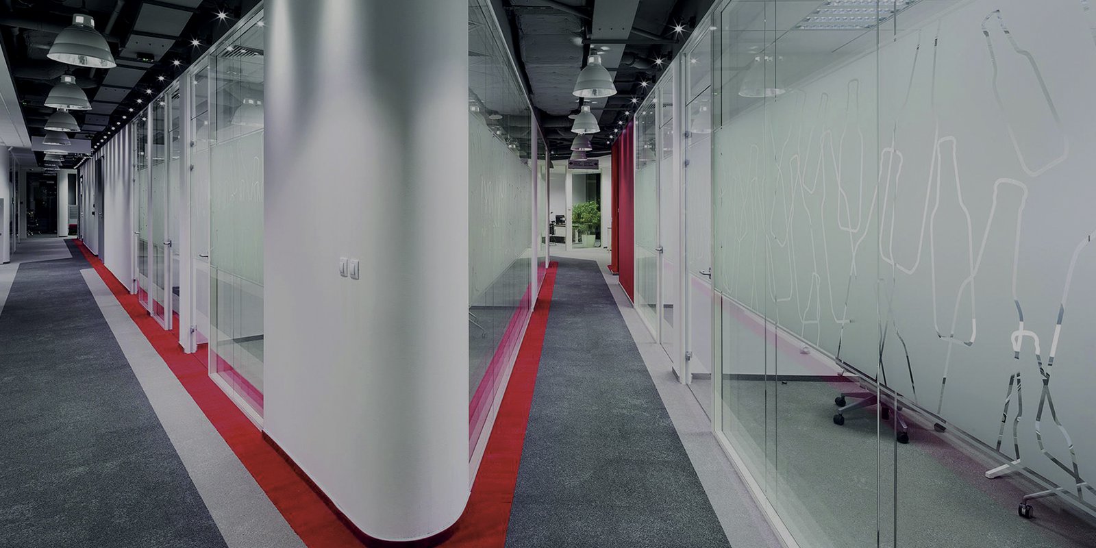 Perspective de bureaux ouverts sur des cloisons vitrées