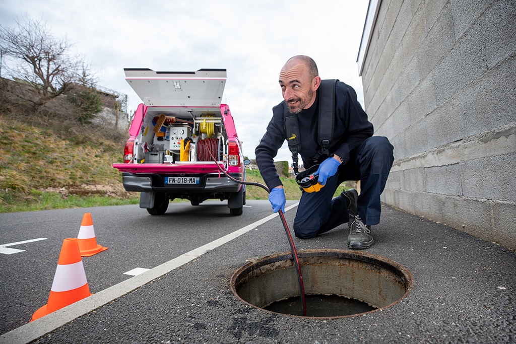 Déboucheur intervenant sur une canalisation extérieure