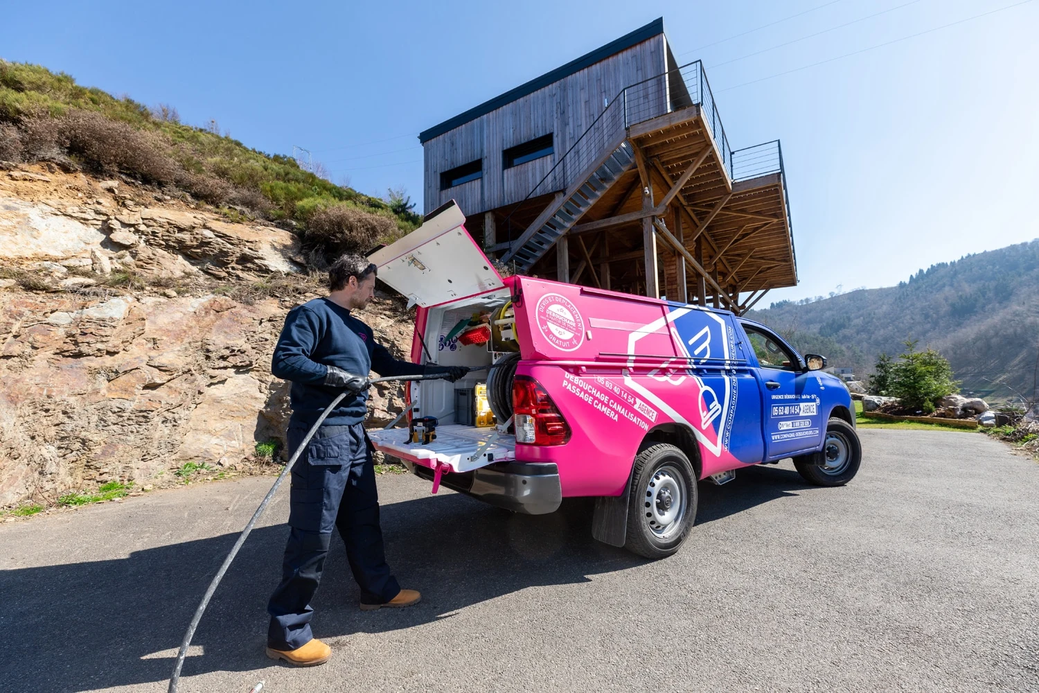 Technicien et véhicule d’intervention sur le terrain