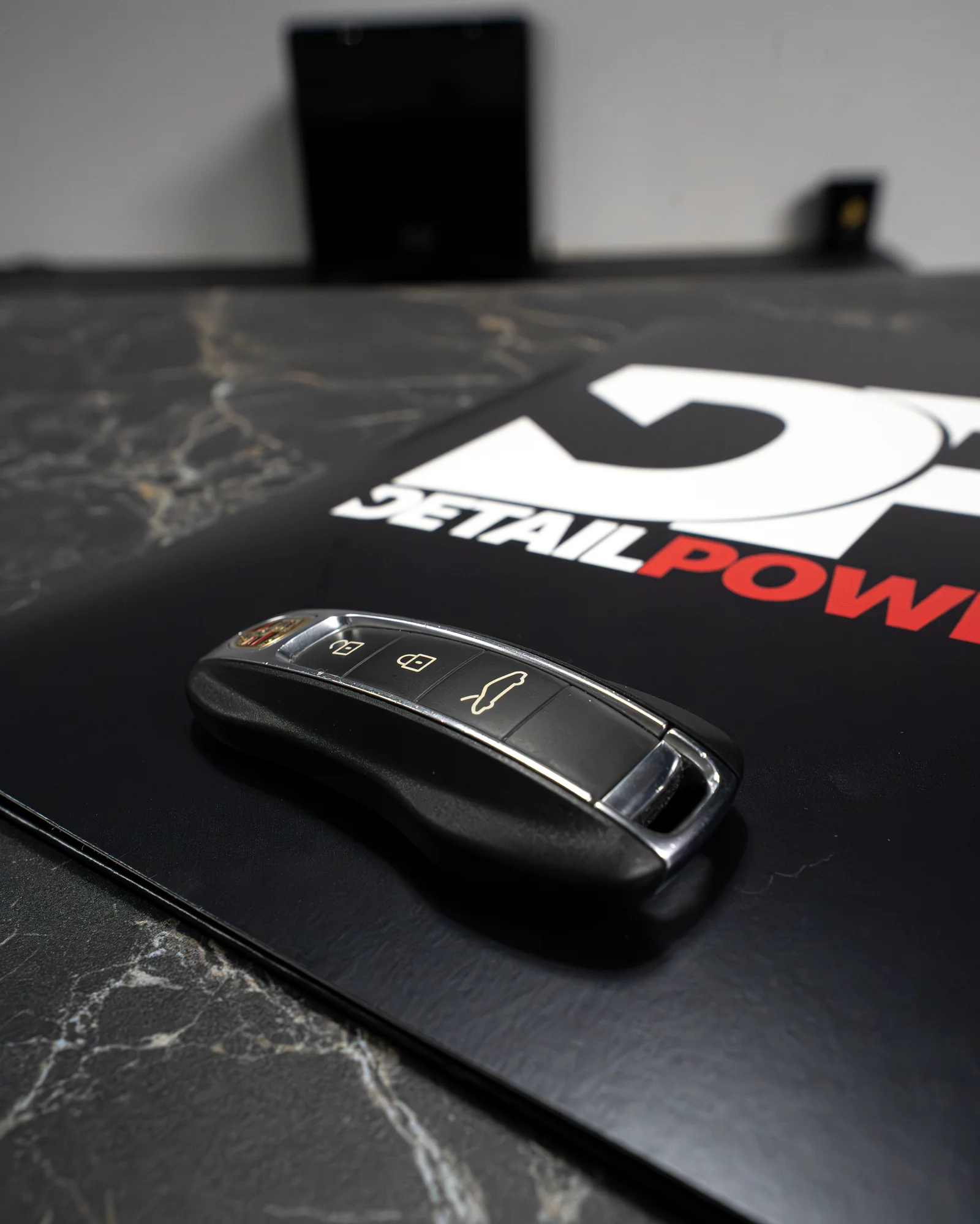 Clé Porsche sur le support DETAILPOWER à l’atelier