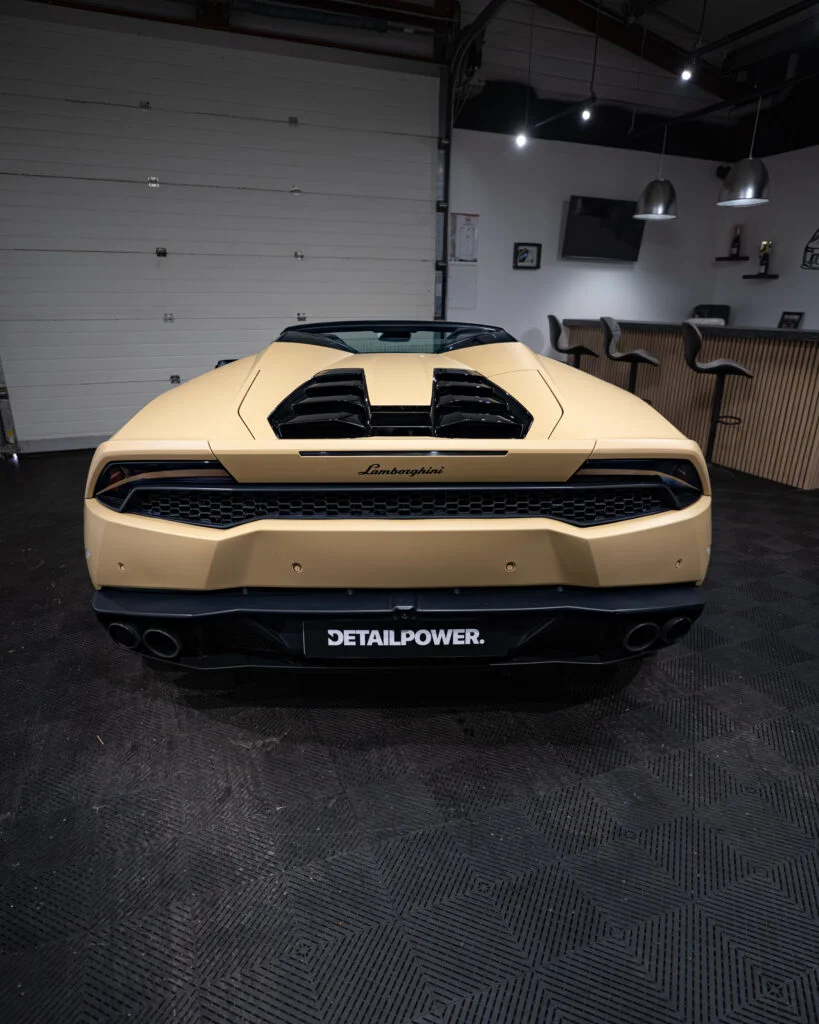 Vue arrière de la Lamborghini Huracán terminée